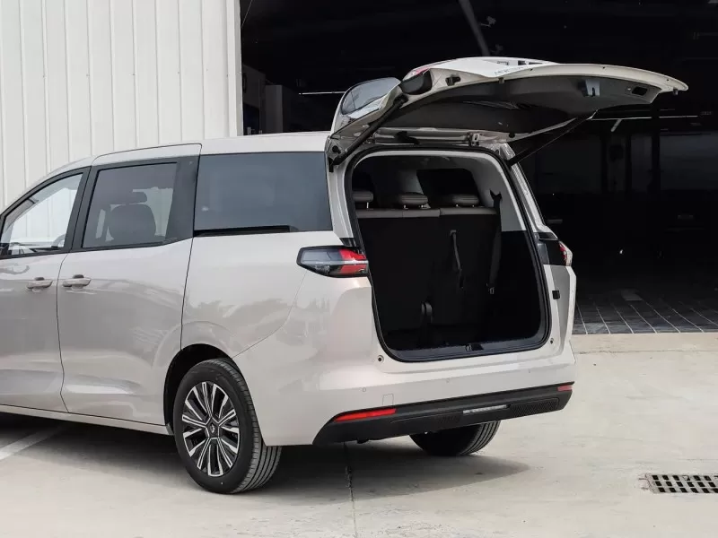 Wuling Starlight 730 2026 1.5T CVT Premium MPV 7 صندلی برای حمل و نقل خانواده و مسافر