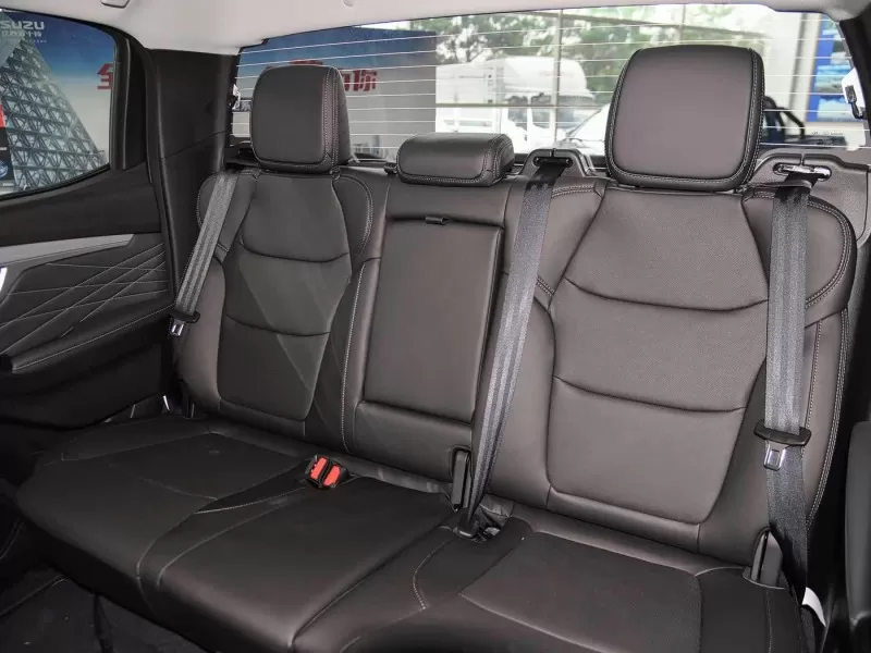 پیکاپ دیزلی ایسوزو D-MAX کراس کانتری 3.0T 4X4 از چین