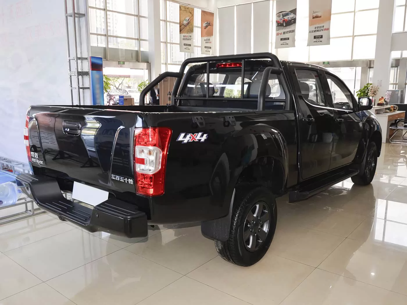 وانت دستی ایسوزو RE-MAX 2.8T 2WD - وانت با کارایی بالا برای فروش